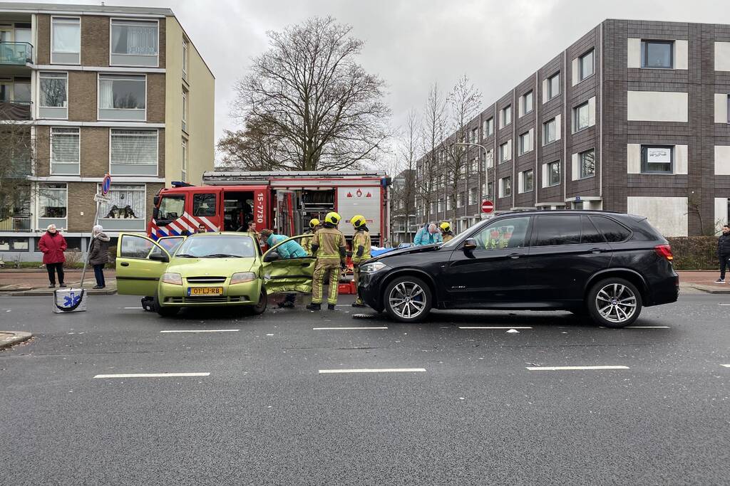 Gewonde bij aanrijding tussen twee auto's