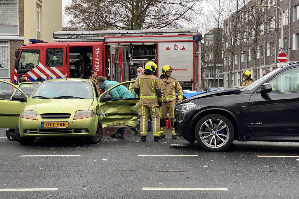 Gewonde bij aanrijding tussen twee auto's