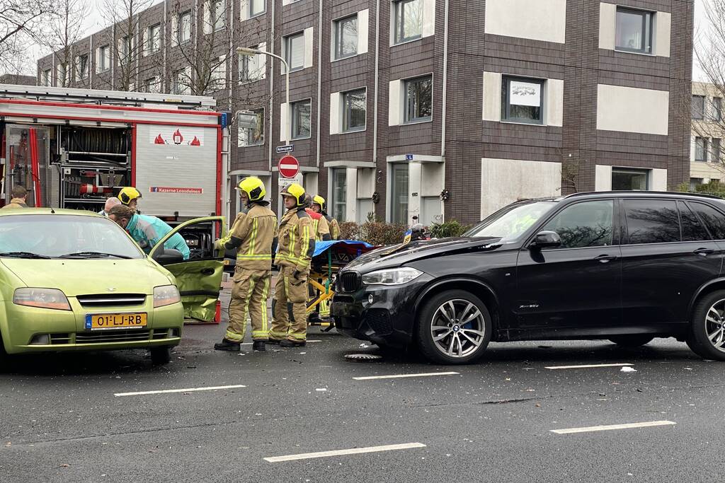 Gewonde bij aanrijding tussen twee auto's