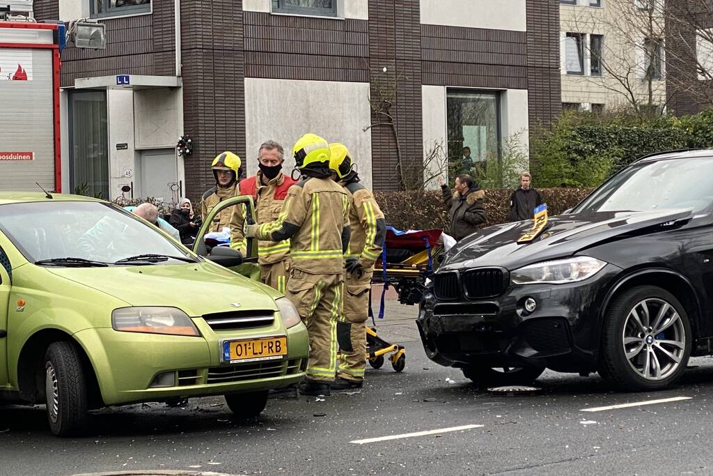 Gewonde bij aanrijding tussen twee auto's