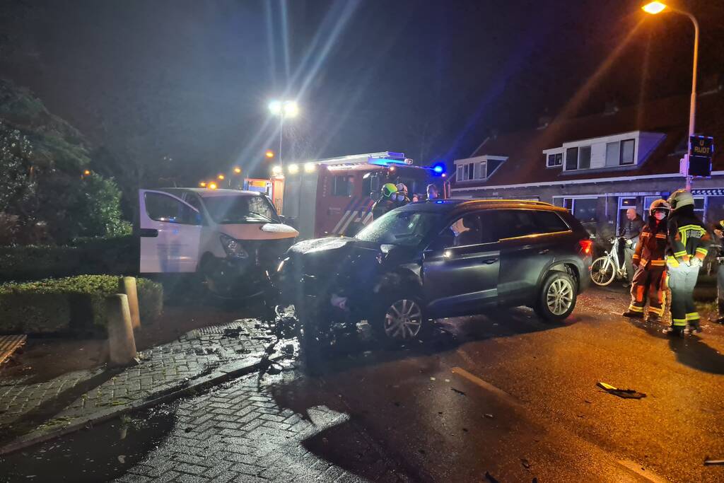 Frontale botsing tussen drie voertuigen