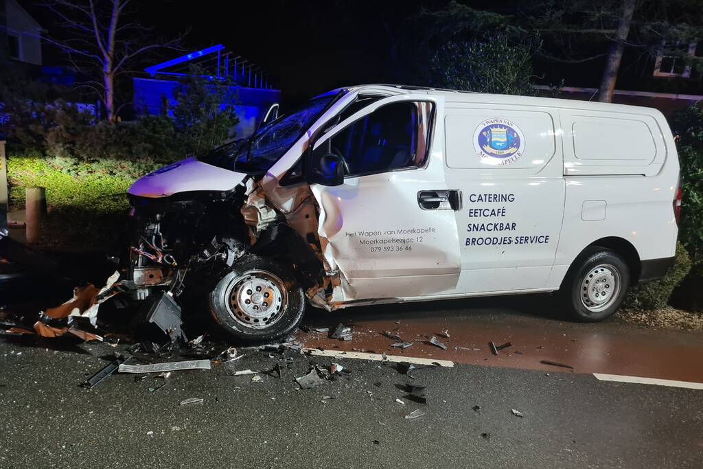 Frontale botsing tussen drie voertuigen