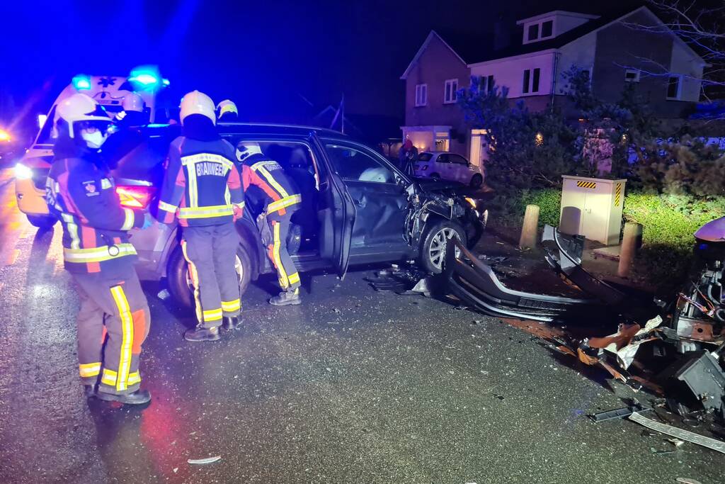 Frontale botsing tussen drie voertuigen