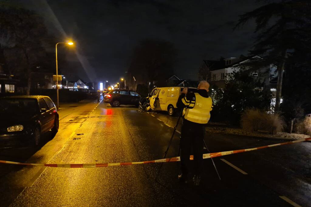 Frontale botsing tussen drie voertuigen