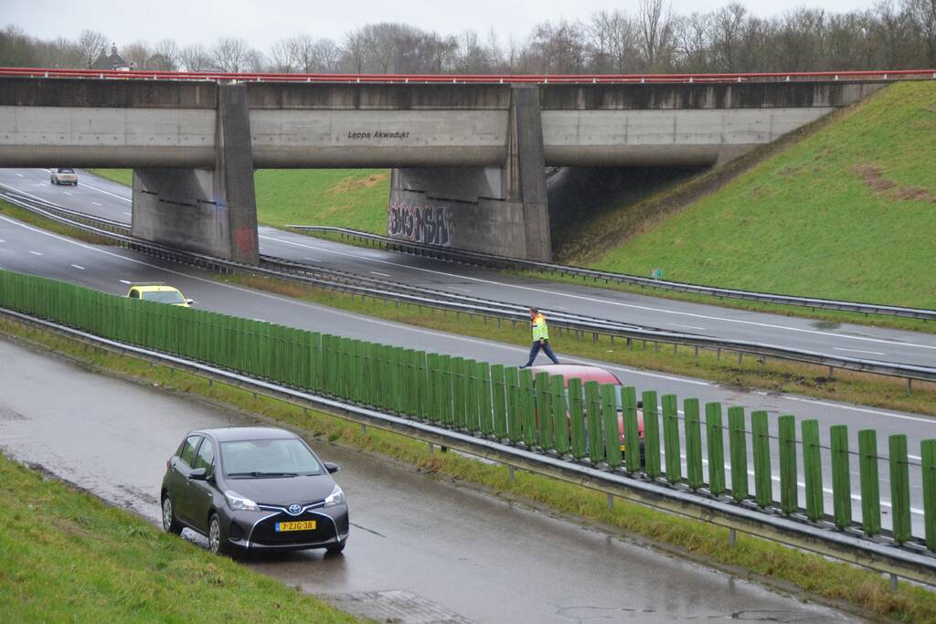 Bus rijdt tegen vangrail