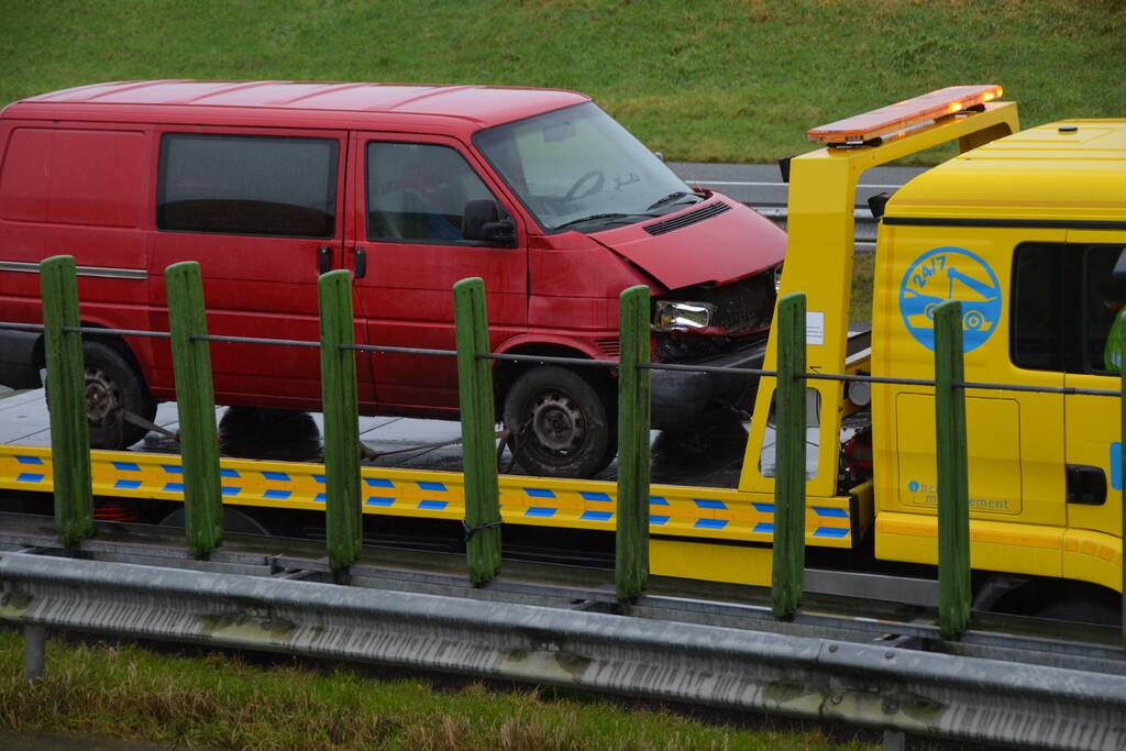 Bus rijdt tegen vangrail