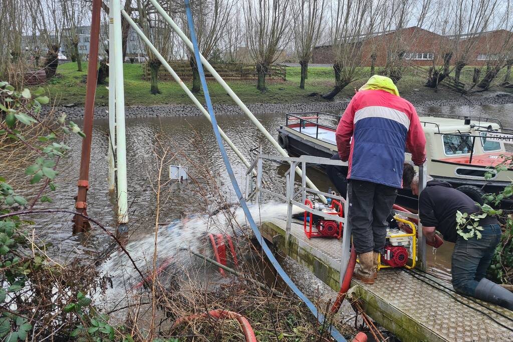 Brandweer helpt met het leegpompen van oud ponton