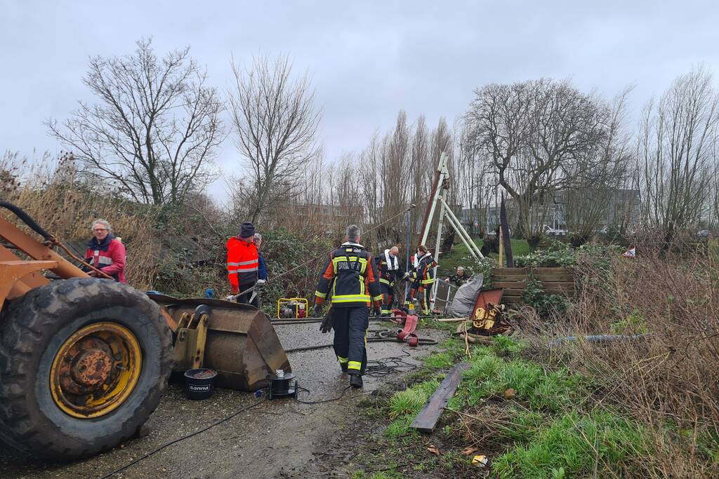 Brandweer helpt met het leegpompen van oud ponton