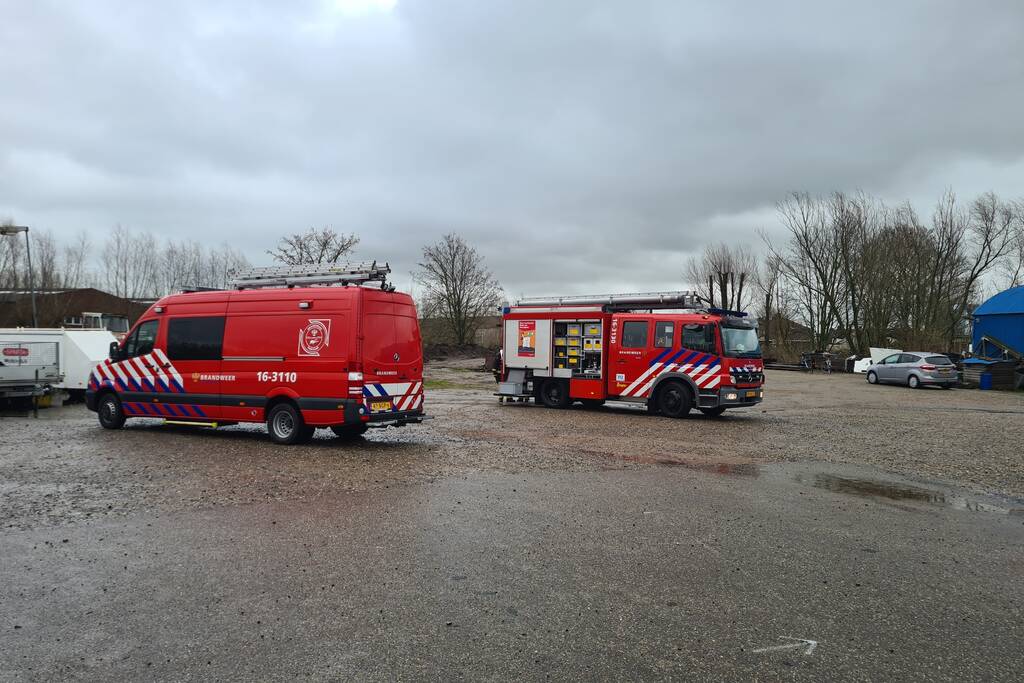 Brandweer helpt met het leegpompen van oud ponton