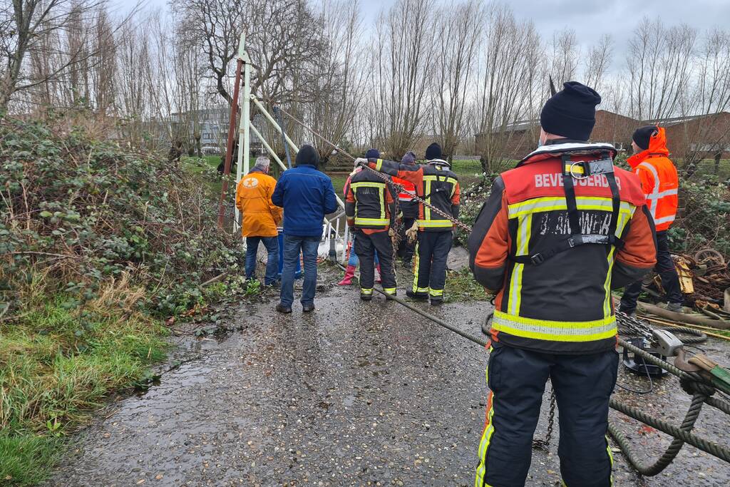 Brandweer helpt met het leegpompen van oud ponton