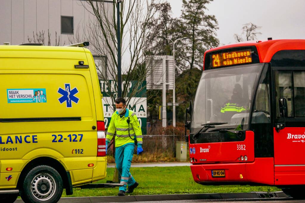 Lijnbus botst op personenauto