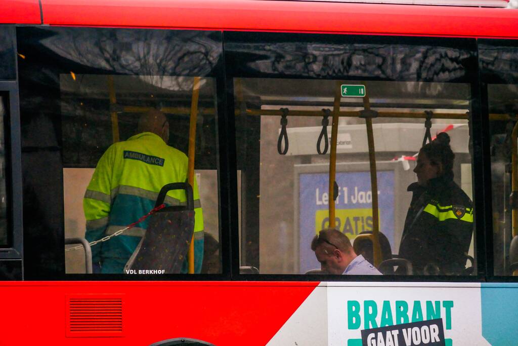 Lijnbus botst op personenauto