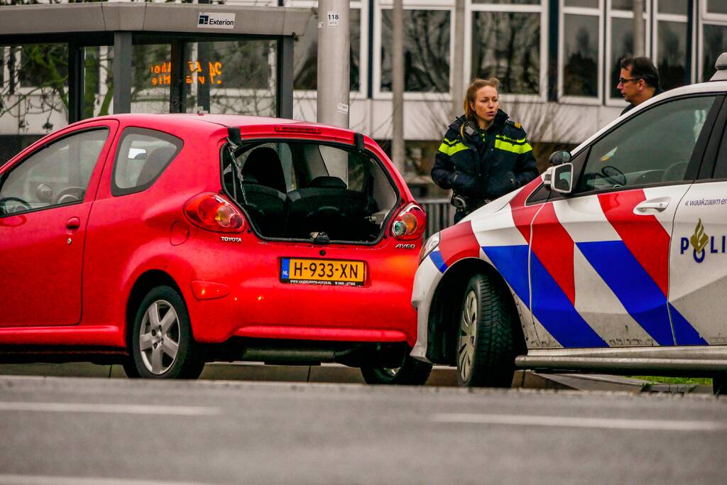 Lijnbus botst op personenauto