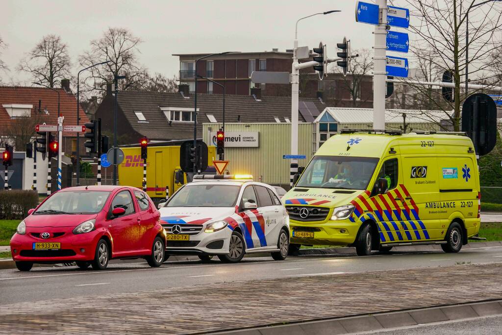 Lijnbus botst op personenauto