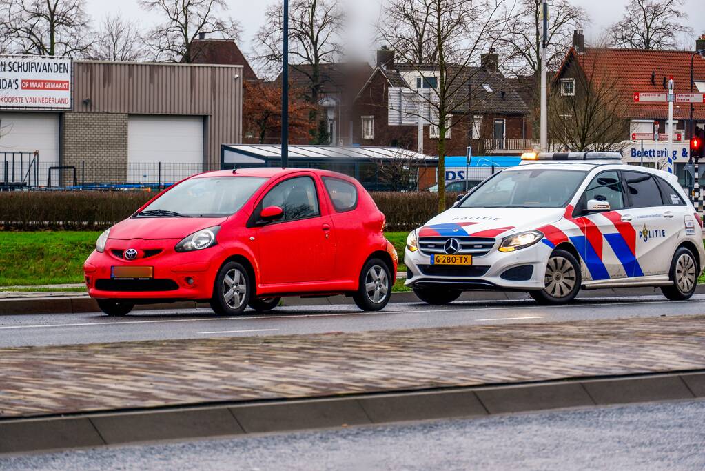 Lijnbus botst op personenauto