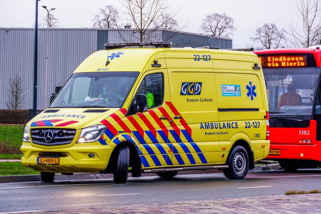 Lijnbus botst op personenauto