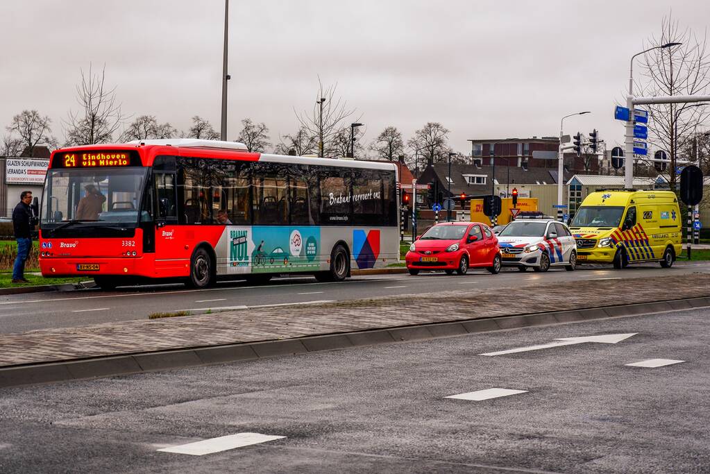 Lijnbus botst op personenauto