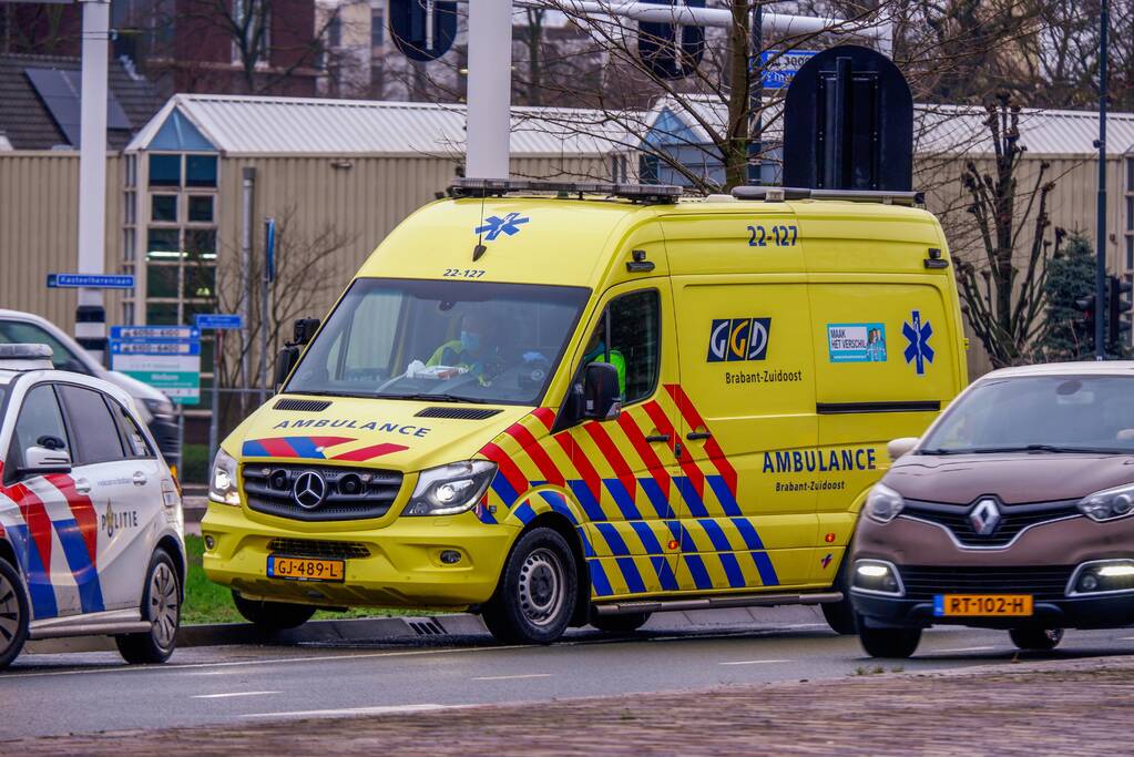 Lijnbus botst op personenauto