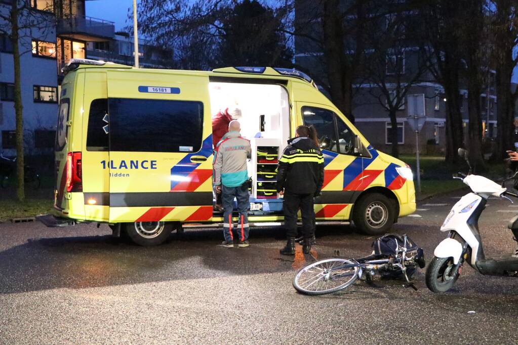 Ongeval tussen bezorgscooter en fietster