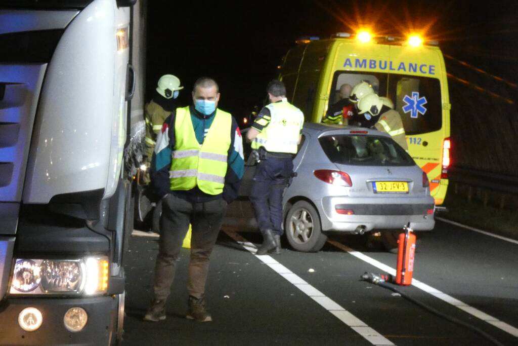Botsing tussen auto en vrachtwagen