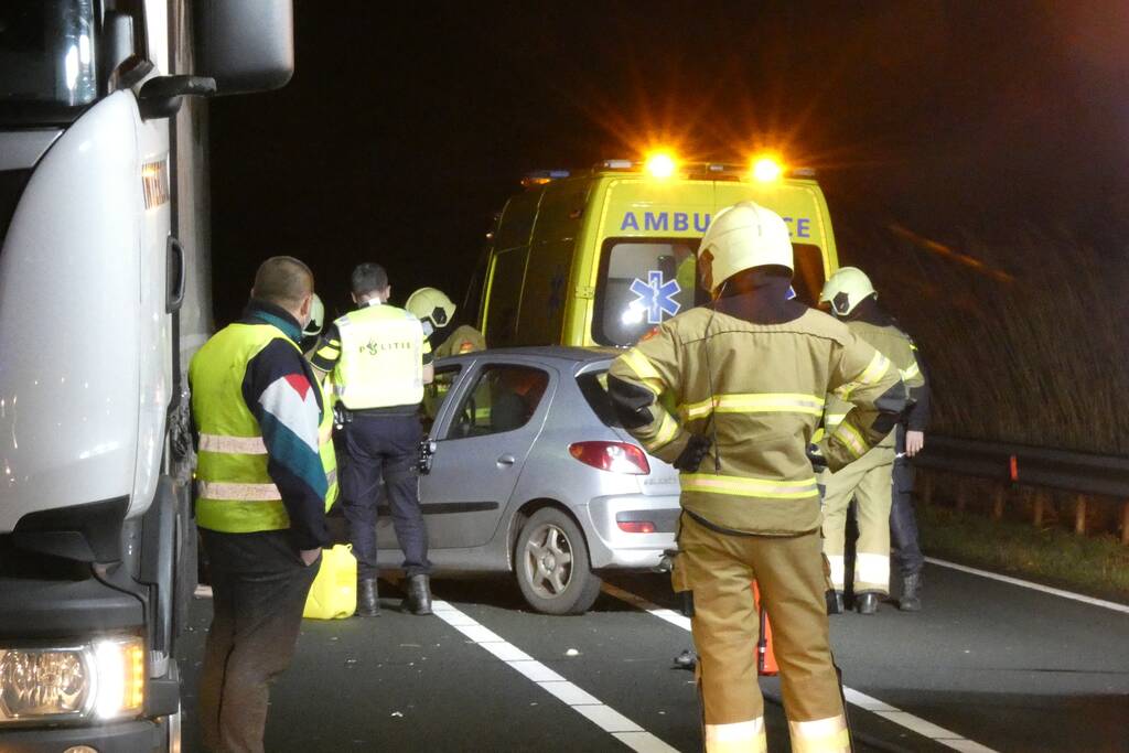 Botsing tussen auto en vrachtwagen