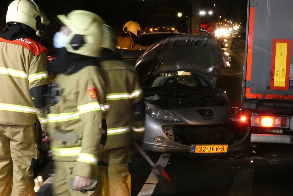 Botsing tussen auto en vrachtwagen