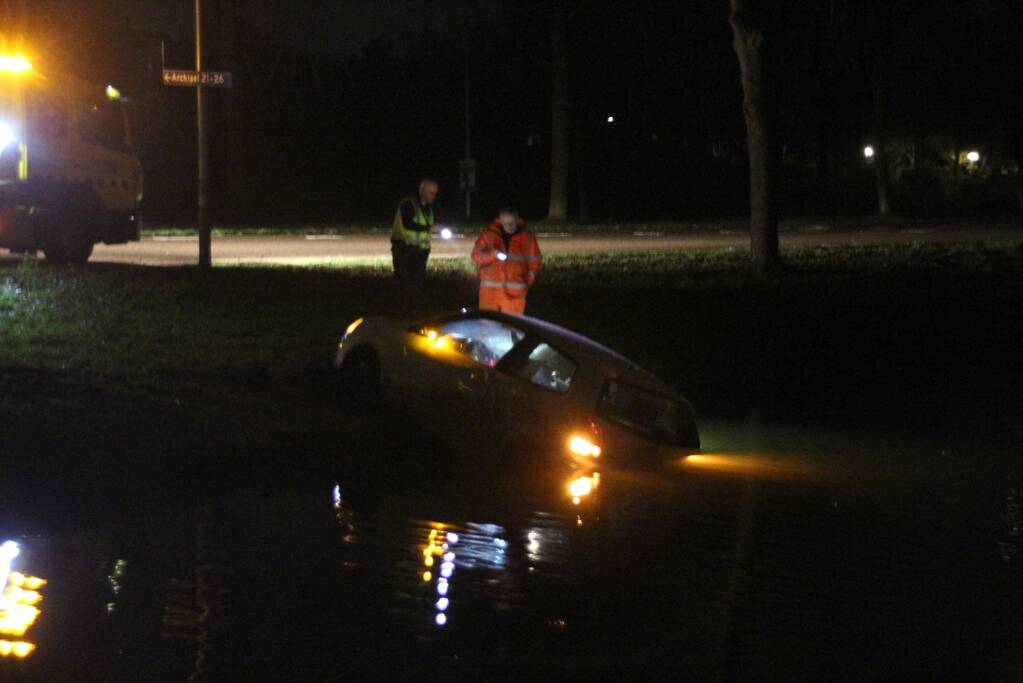Auto geëindigd in het water