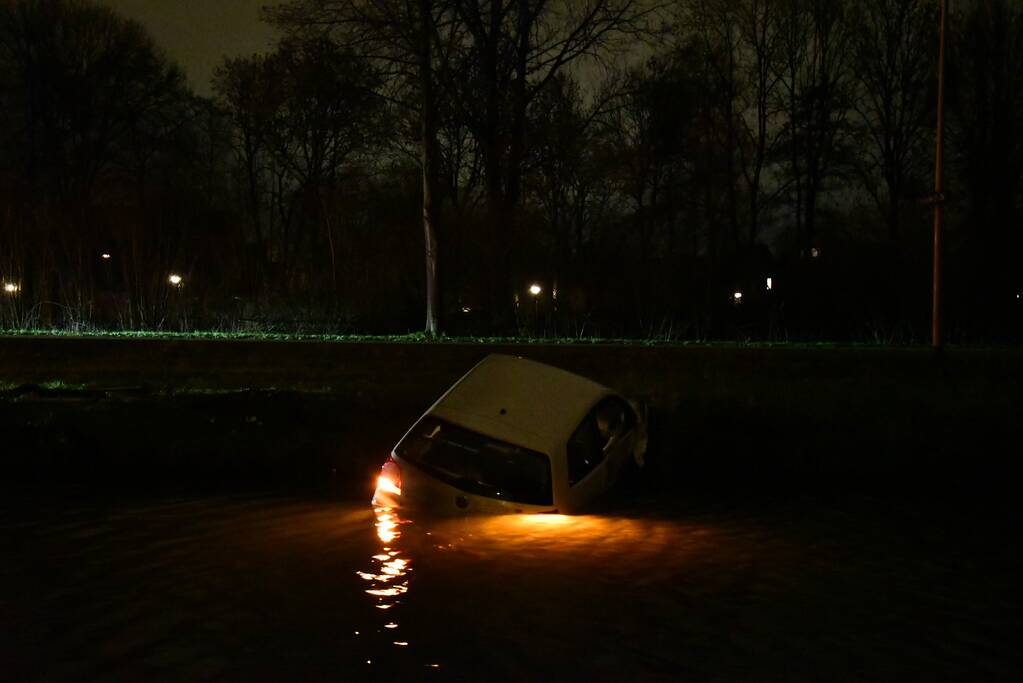 Auto geëindigd in het water