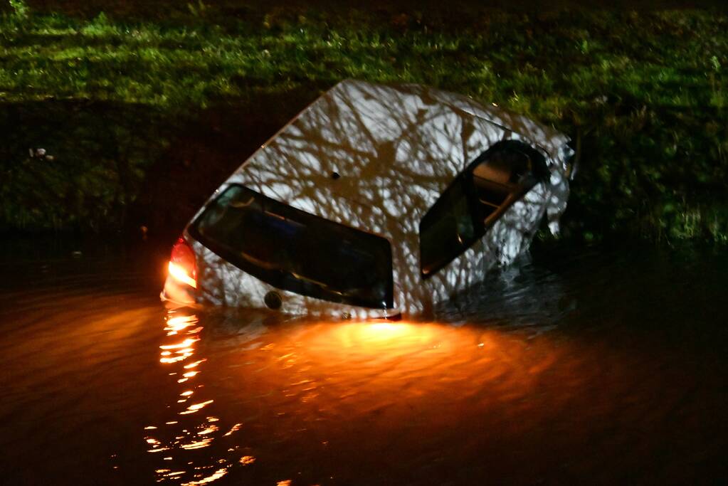 Auto geëindigd in het water