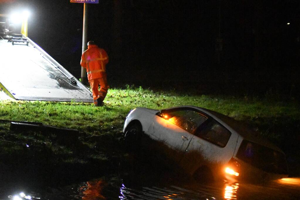 Auto geëindigd in het water