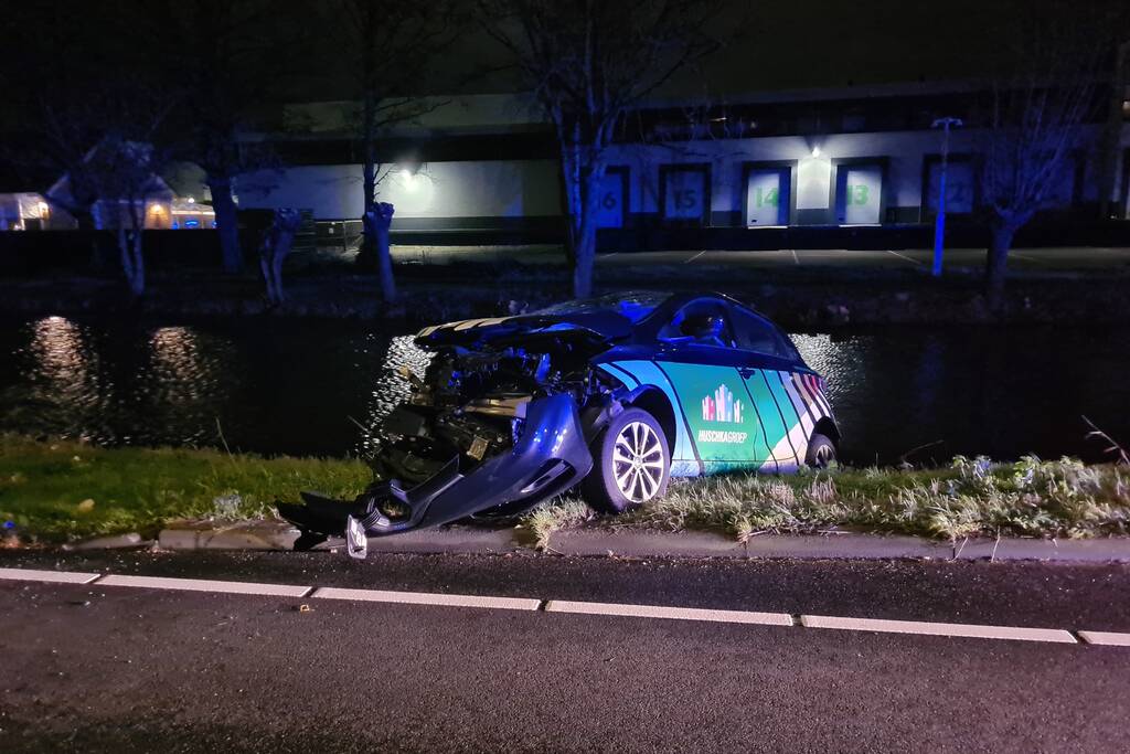 Automobilist botst met voertuig op verkeerspaal