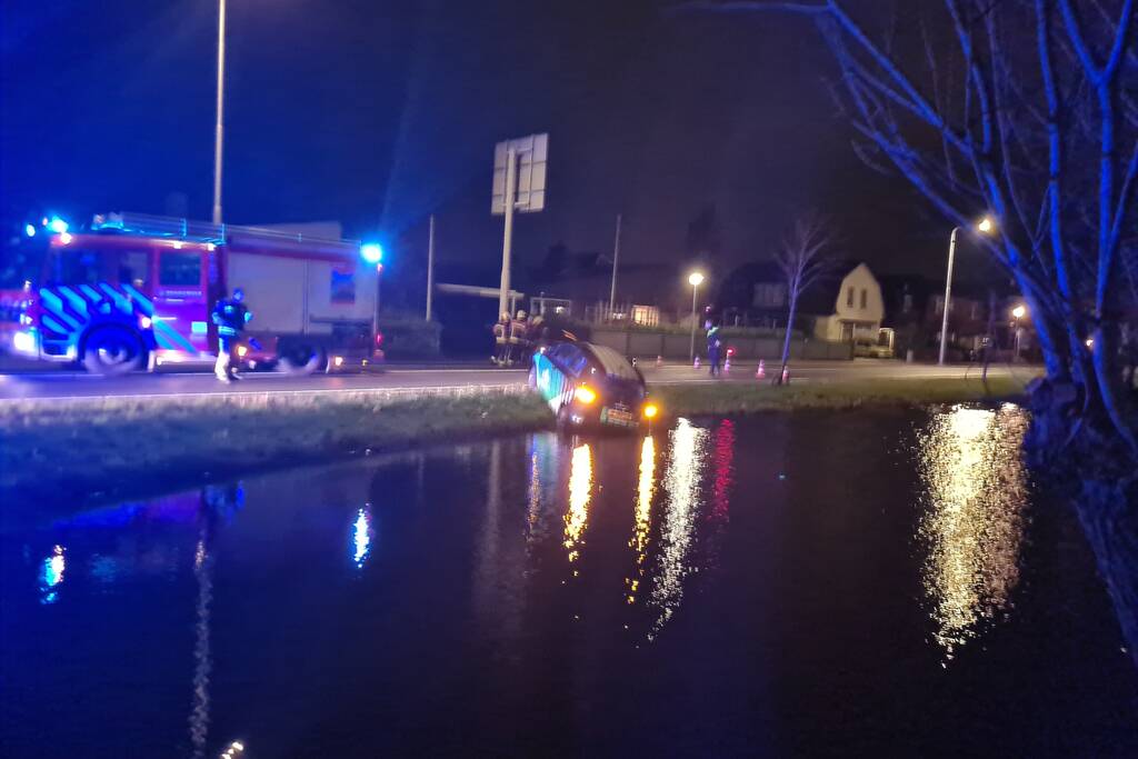 Automobilist botst met voertuig op verkeerspaal