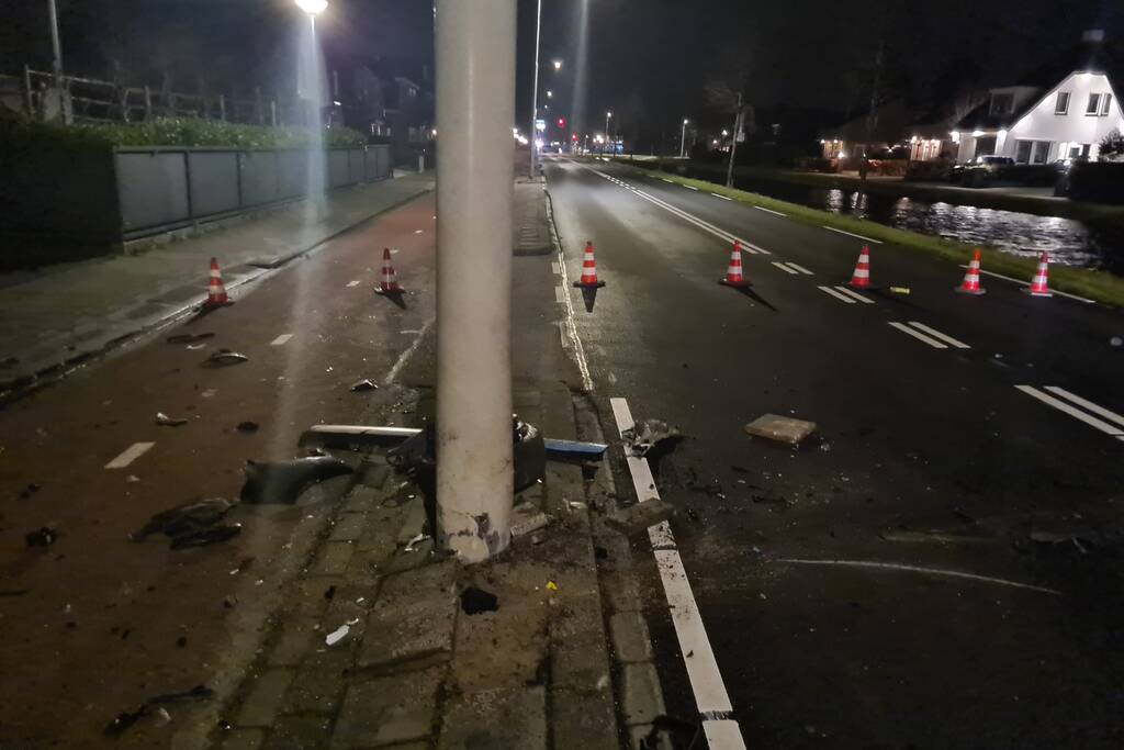 Automobilist botst met voertuig op verkeerspaal