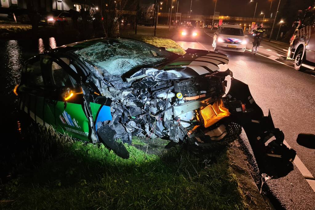 Automobilist botst met voertuig op verkeerspaal