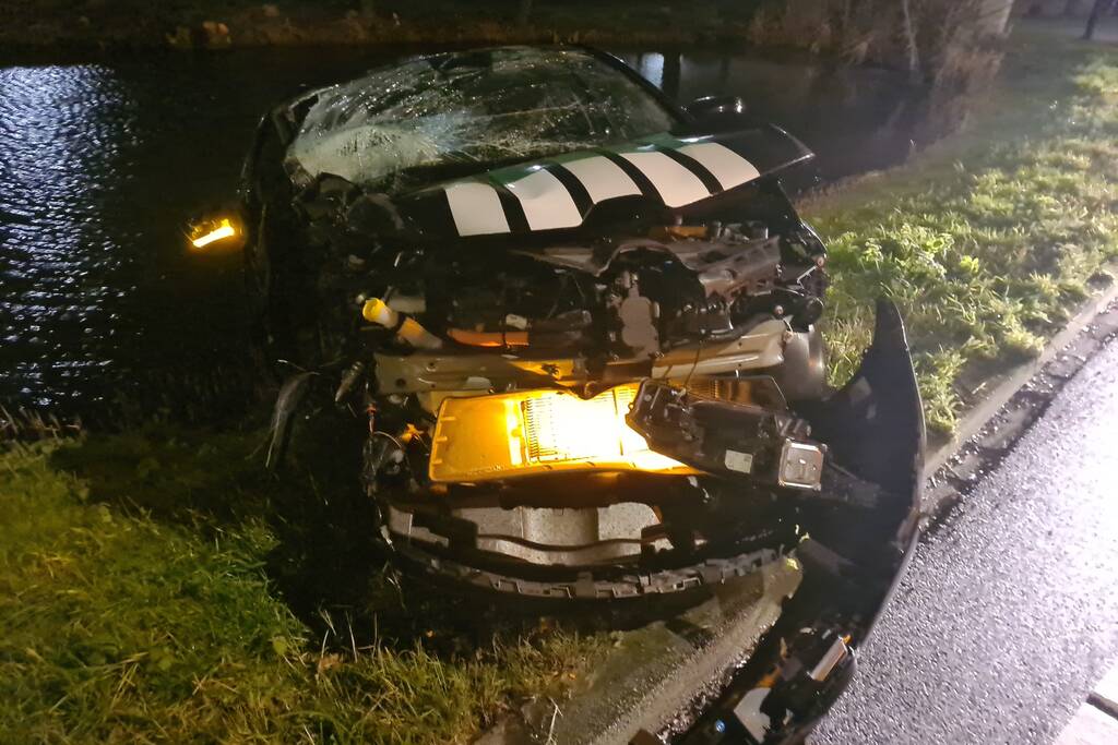 Automobilist botst met voertuig op verkeerspaal