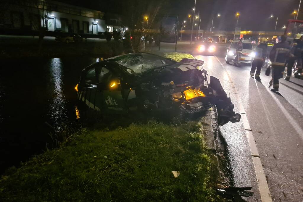 Automobilist botst met voertuig op verkeerspaal