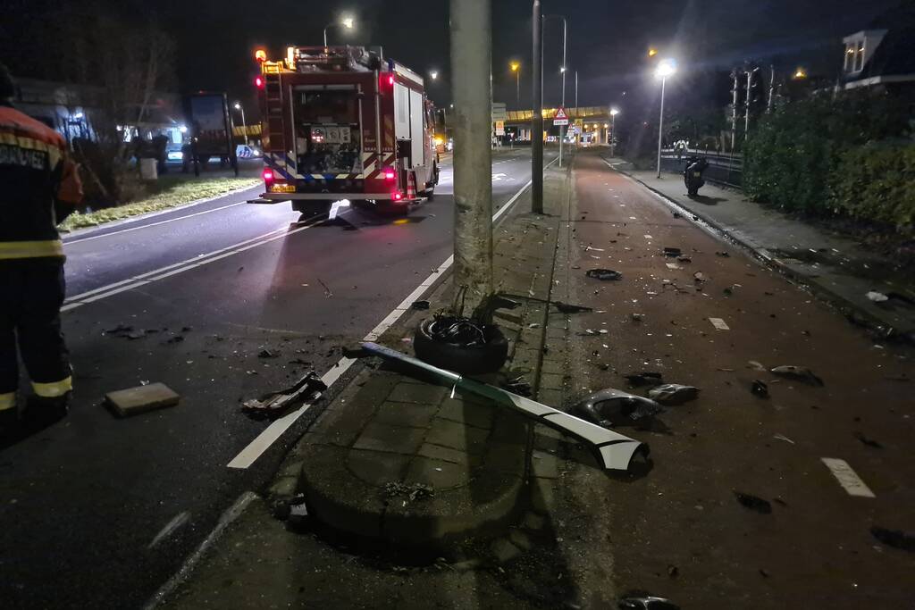 Automobilist botst met voertuig op verkeerspaal