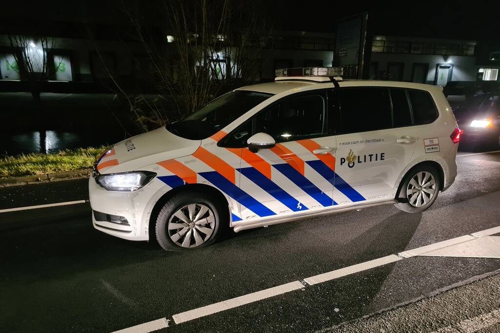 Automobilist botst met voertuig op verkeerspaal