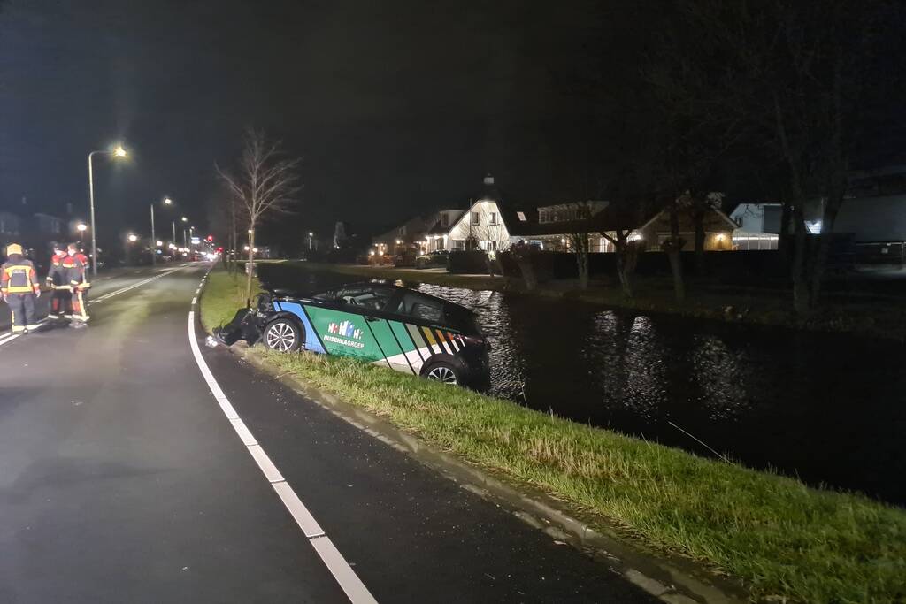 Automobilist botst met voertuig op verkeerspaal