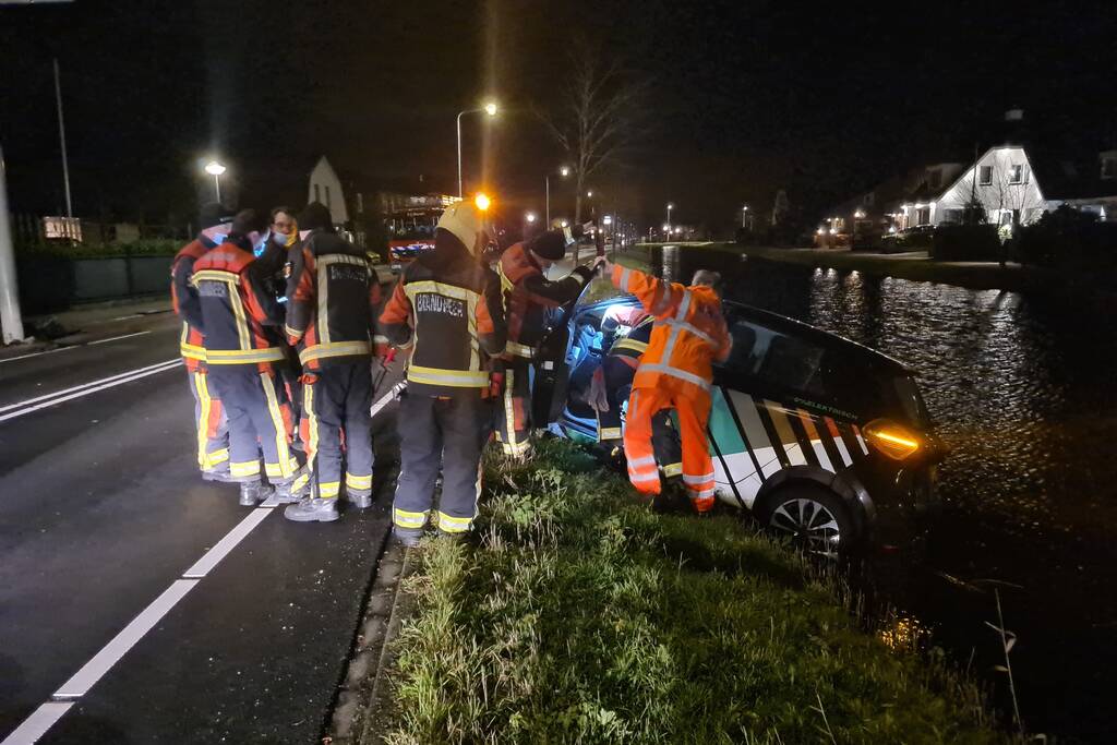 Automobilist botst met voertuig op verkeerspaal