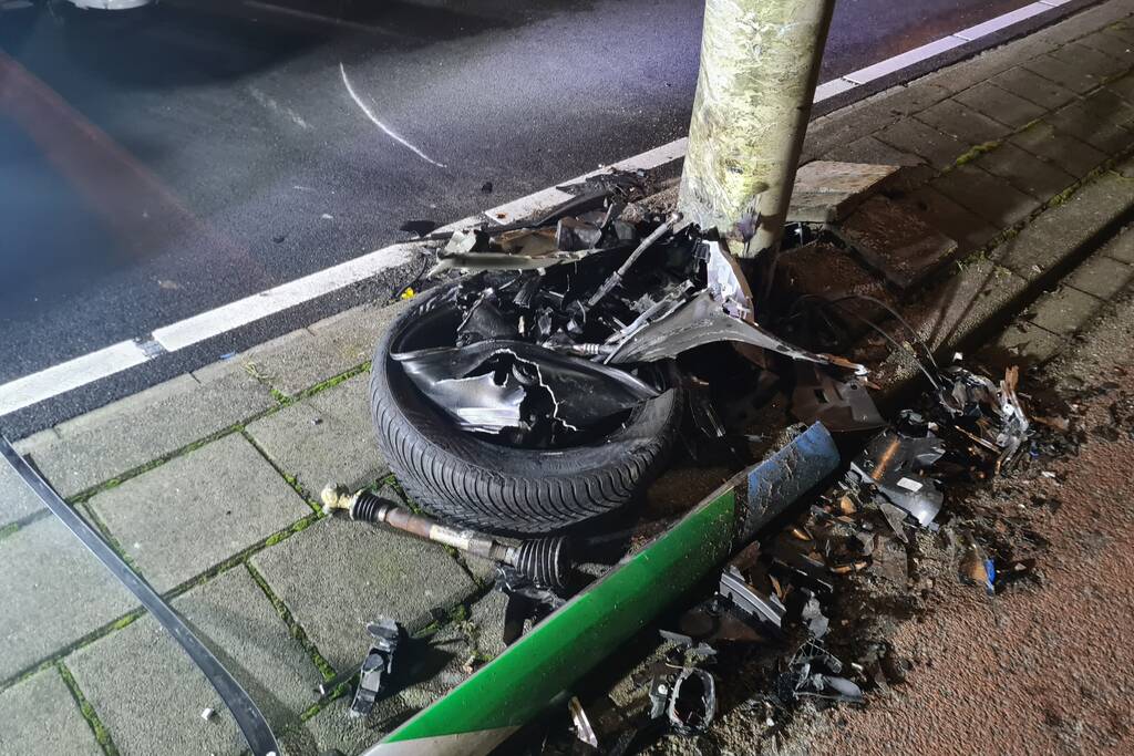 Automobilist botst met voertuig op verkeerspaal