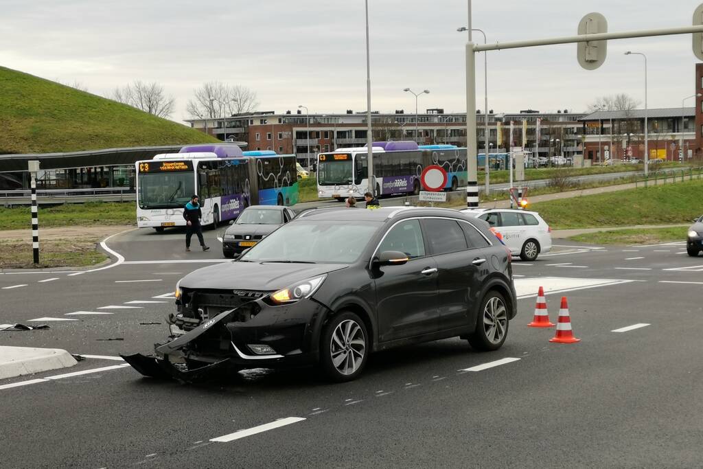 Twee personenauto's botsen op kruising