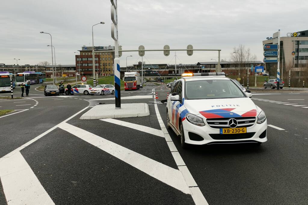 Twee personenauto's botsen op kruising