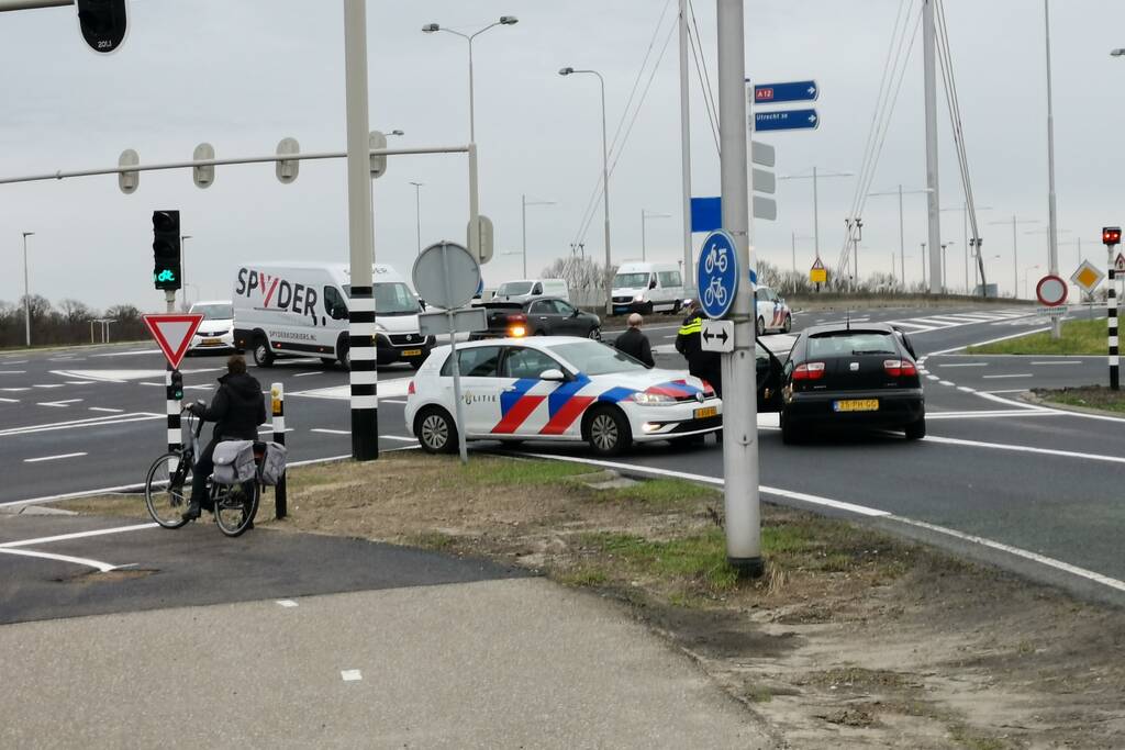 Twee personenauto's botsen op kruising