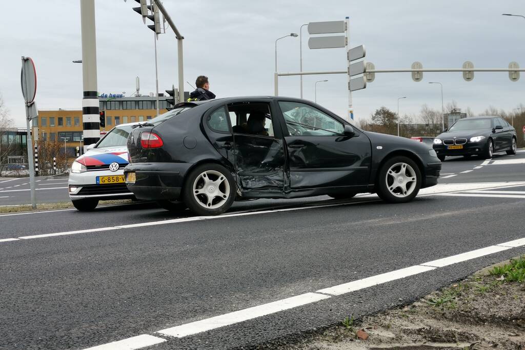 Twee personenauto's botsen op kruising
