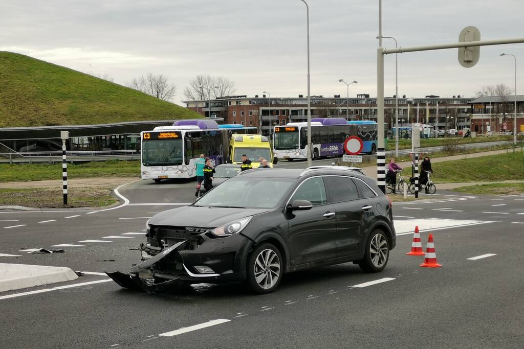 Twee personenauto's botsen op kruising