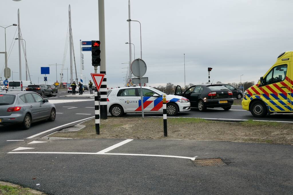 Twee personenauto's botsen op kruising