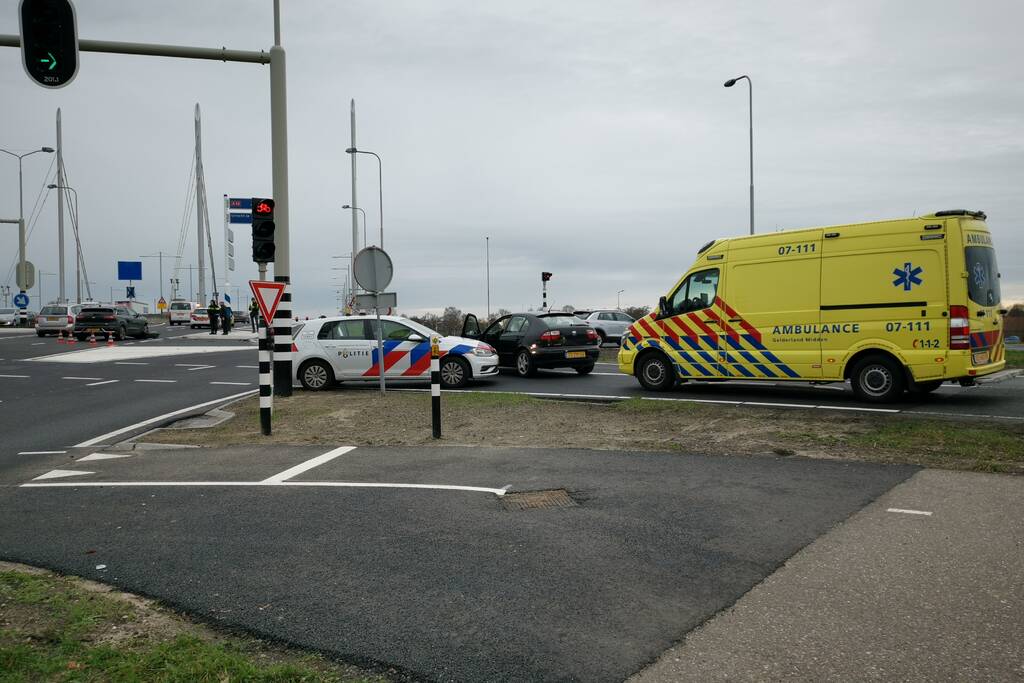 Twee personenauto's botsen op kruising