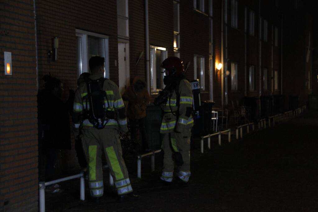 Brandweer blust brand in woning