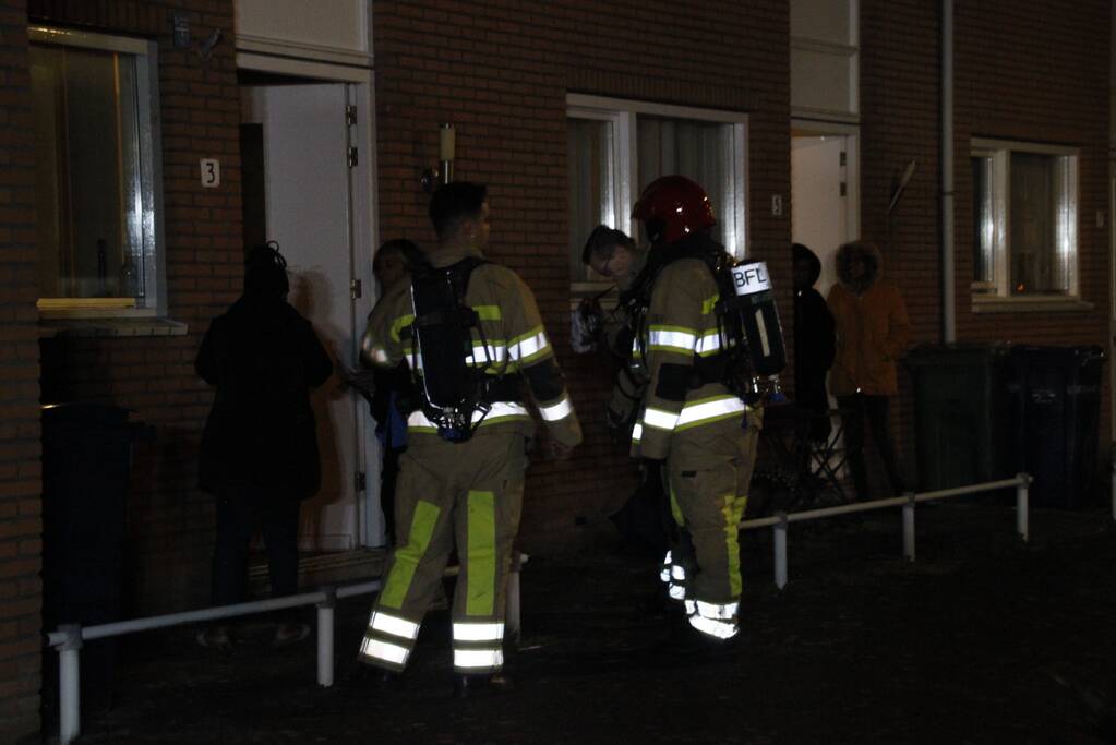 Brandweer blust brand in woning